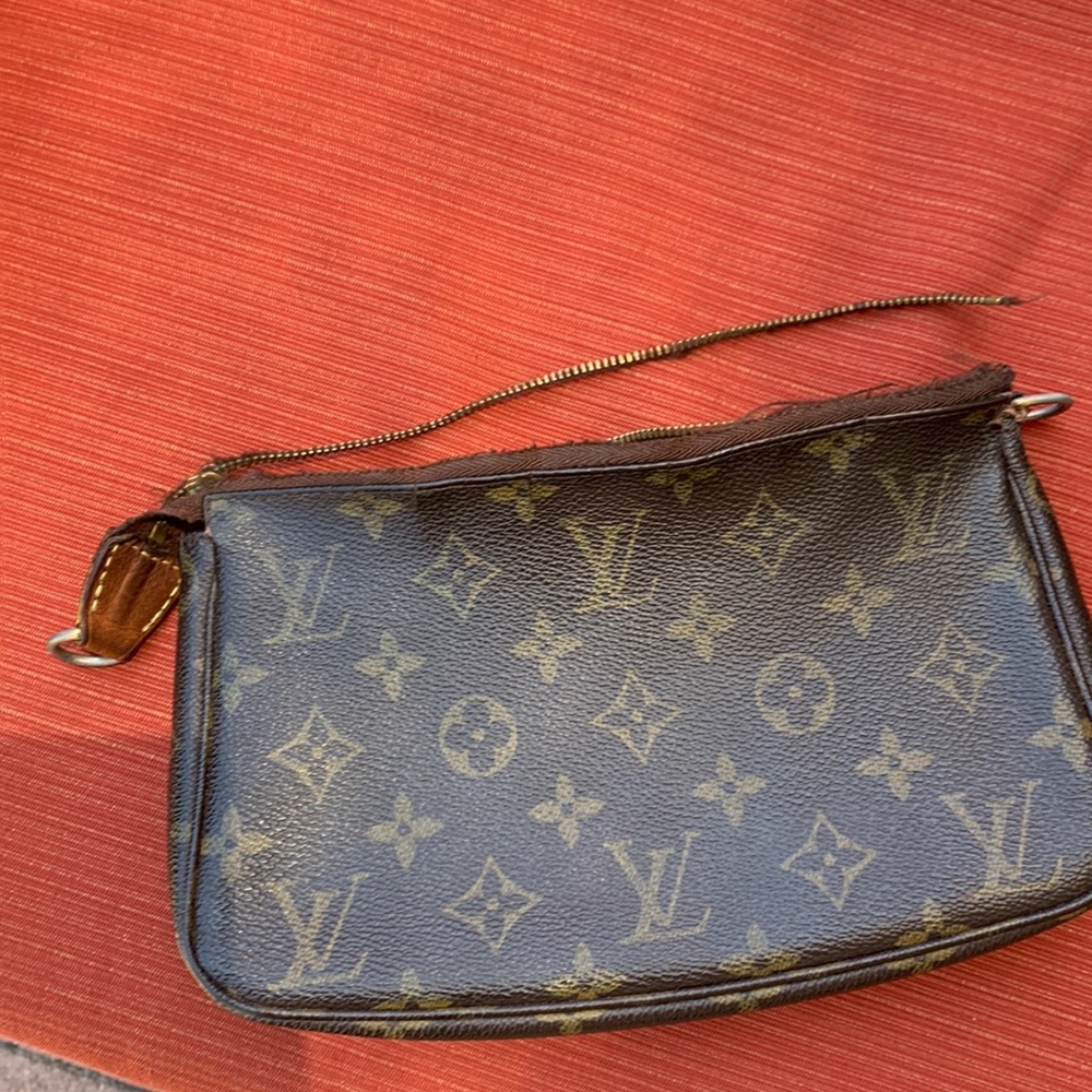 Louis Vuitton pouchette